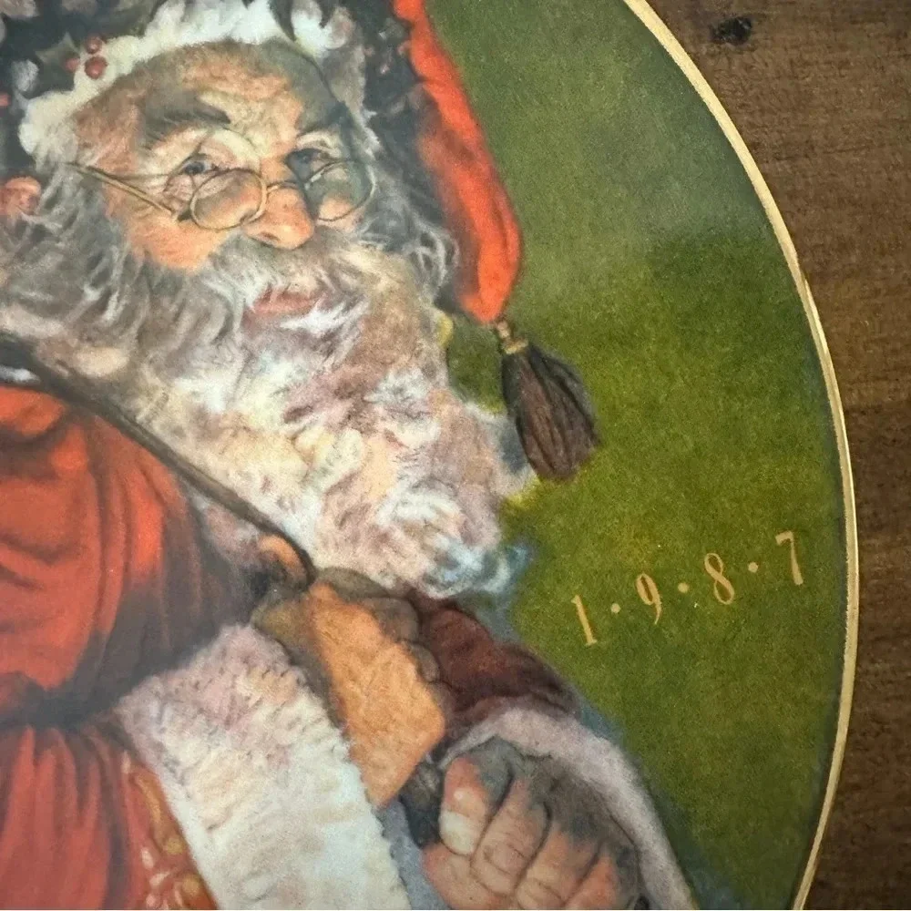 Avon The Magic That Santa Brings 1987 Gold Trimmed Vintage Decor Plate